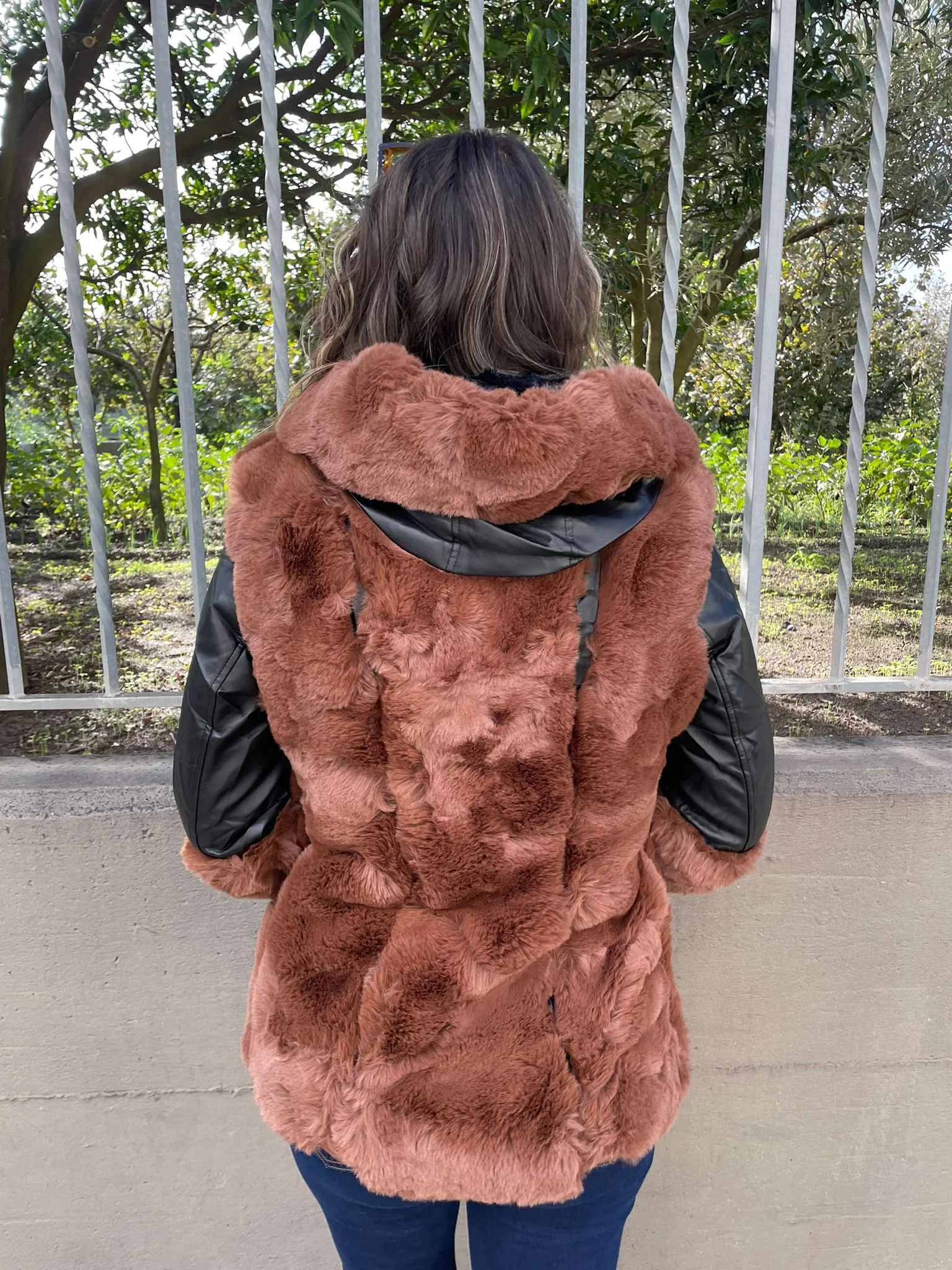 Pelliccia eco con inserti eco pelle e cappuccio