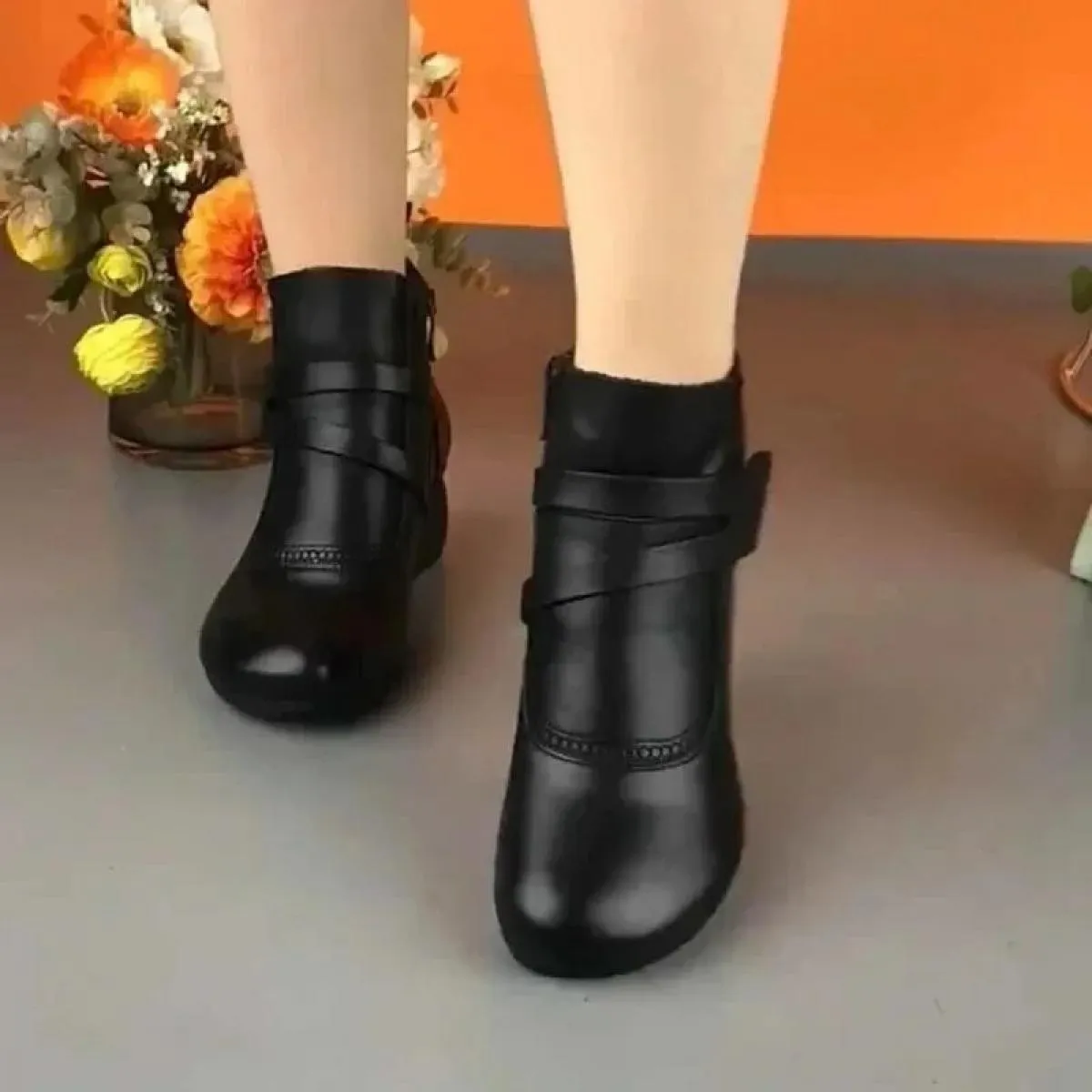 Scarpe da donna di vendita calde Caviglie Stivali moderni invernali Tacco quadrato Cucito retrò Punta tonda Tacco medio Tinta un
